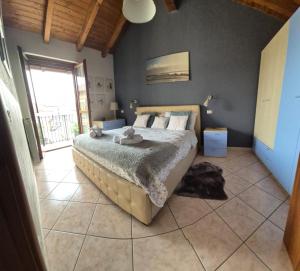 a bedroom with a large bed in a room at Nonnos panorama in Nizza Monferrato