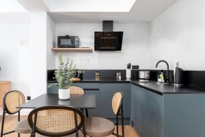 a kitchen with a table and chairs and a counter top at Limehome Oviedo Calle Postigo Bajo in Oviedo