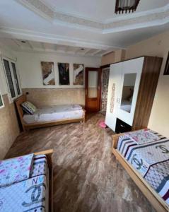 Cette chambre comprend 3 lits. dans l'établissement Maison nador corniche, à Nador 6 autres photos