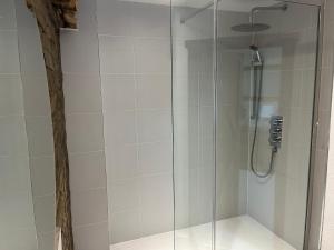box doccia con porta in vetro di Birch Cottage a Skipton Altre 19 foto