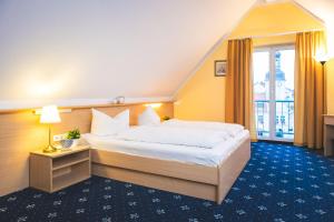 a hotel room with a bed and a window at Hotel Stadt Spremberg in Spremberg