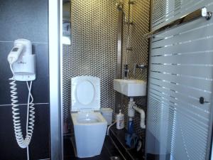 A bathroom at 香港柏林商务宾馆
