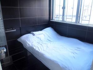 A bed or beds in a room at 香港柏林商务宾馆