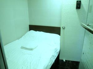 A bed or beds in a room at 香港柏林商务宾馆