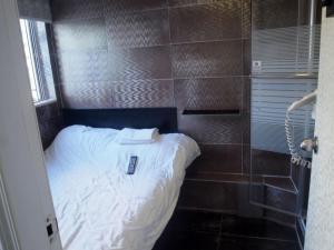 A bed or beds in a room at 香港柏林商务宾馆