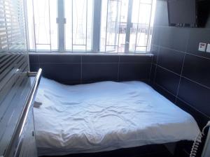 A bed or beds in a room at 香港柏林商务宾馆