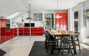 Η κουζίνα ή μικρή κουζίνα στο 3 Bedroom Awesome Home In Thyholm +11 φωτογραφίες