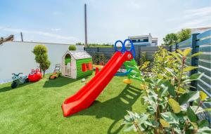 ザダルにあるStunning Home In Privlakaの芝生の上に赤い滑り台がある遊び場