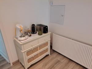 Příslušenství pro přípravu čaje a kávy v ubytování CHAMBRE D'HOTES à LA CAMPAGNE DANS UN CADRE VERDOYANT