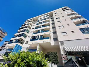 ein hohes weißes Apartmenthaus gegen einen blauen Himmel in der Unterkunft A1060 - Buenavista - 2004 Finestrat in Cala de Finestrat
