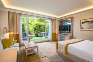 拉努西亚Barceló la Nucía Hills的一间带床和大窗户的酒店房间