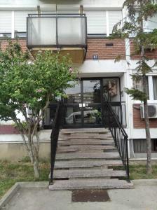 Una escalera que conduce a un edificio con ventana en Apartman Dara - Novi Beograd, en Belgrado