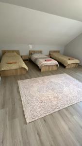 Cette chambre dispose de 2 lits et d'un tapis. dans l'établissement Big Villa for a familly!!, à Hadžići