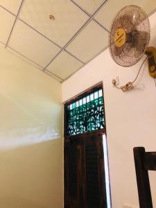 Habitación con ventilador y puerta en Suriya Accommdation, en Matara