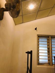 Habitación con ventilador y ventana. en Suriya Accommdation, en Matara