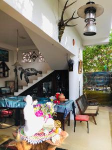 Un comedor con una mesa y una escalera. en Suriya Accommdation, en Matara