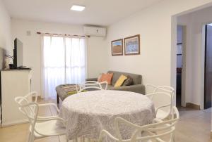 康考迪亚M. BERNARD的带桌椅和沙发的客厅