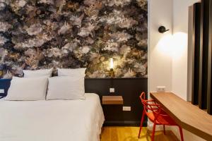 a bedroom with a bed and a floral wall at La Rêverie - Deluxe Apartment - SPA - Place du Forum in Reims +8 photos