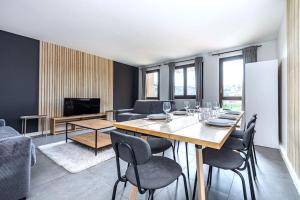 a living room with a dining room table and chairs at Appartement Familial Confortable proche de Paris in Les Lilas