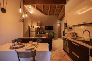 a kitchen and living room with a table and chairs at Interno 13 - Coffee, Wifi & Mxp in Somma Lombardo