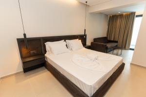 Ένα ή περισσότερα κρεβάτια σε δωμάτιο στο Abi's Suites