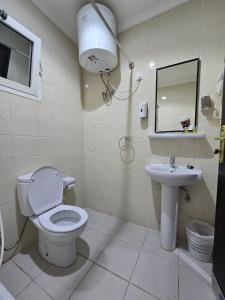 Koupelna v ubytování Diouf Al Maqam Hotel 3 + 30 fotografií