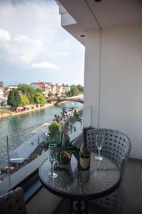 Výhled na řeku, která protéká v blízkosti hotelu
