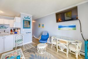 Η κουζίνα ή μικρή κουζίνα στο Oceanfront North Topsail Beach Rental with Deck