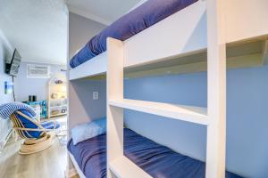 Ένα ή περισσότερα κρεβάτια σε δωμάτιο στο Oceanfront North Topsail Beach Rental with Deck