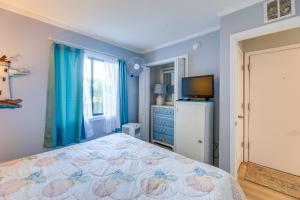 Μια τηλεόραση ή/και κέντρο ψυχαγωγίας στο Oceanfront North Topsail Beach Rental with Deck