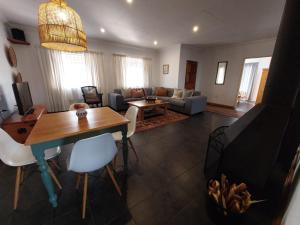 un soggiorno con un tavolo e un divano di Graskop Cottage a Graskop