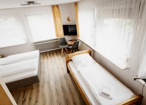 Voodi või voodid majutusasutuse Hotel-Restaurant Zum Schwalbennest toas