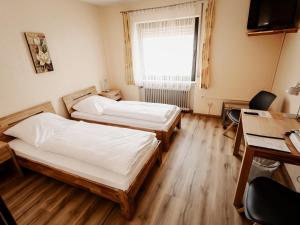 Voodi või voodid majutusasutuse Hotel-Restaurant Zum Schwalbennest toas