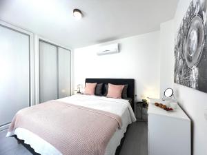 En eller flere senge i et værelse på PaulMarie Apartment Atlantic View in Los Gigantes