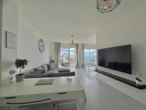 Et tv og/eller underholdning på PaulMarie Apartment Atlantic View in Los Gigantes