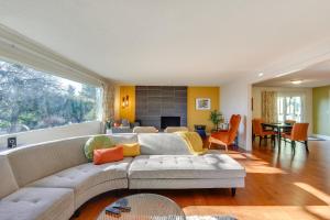 Χώρος καθιστικού στο Medford Vacation Rental with En-Suite Bathrooms!