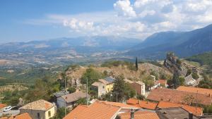 a view of a town with mountains in the background at A Casa di Mamma in Pescosansonesco