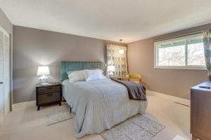 Ένα ή περισσότερα κρεβάτια σε δωμάτιο στο Medford Vacation Rental with En-Suite Bathrooms!