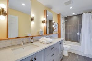 Ένα μπάνιο στο Medford Vacation Rental with En-Suite Bathrooms! +21 φωτογραφίες