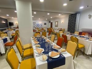 Reštaurácia alebo iné gastronomické zariadenie v ubytovaní Hostal Carmen