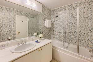 un bagno con lavandino e doccia di Hotel Barchetta Excelsior a Como