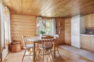 eine Küche und ein Esszimmer mit Tisch und Stühlen in der Unterkunft Ullstorp Tomta in Nykil