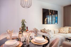 un salon avec une table et un canapé dans l'établissement Aquamarina I Calpe, apartement by the beach, à Calp