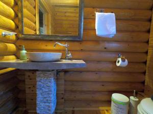 une salle de bain avec un lavabo et un miroir dans l'établissement Villa Katia, à Agiokampos 46 autres photos