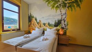 two beds in a room with a painting on the wall at Pension Weiße Rose, Parkplatz, Frühstück, Wlan, Zentral in Bad Elster