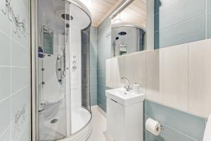 Ένα μπάνιο στο New 3BR family friendly home with huge garden&free parking +63 φωτογραφίες