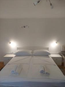 Una cama blanca grande con dos toallas encima. en VILLA Apartments Mate Cebalo, en Lumbarda 37 fotos más