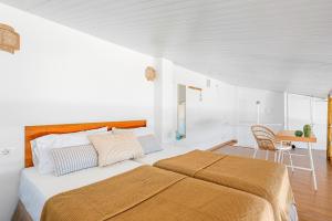 Posteľ alebo postele v izbe v ubytovaní Luminous loft apartment next to the Atlantic Ocean