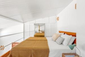 Posteľ alebo postele v izbe v ubytovaní Luminous loft apartment next to the Atlantic Ocean