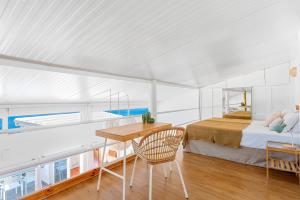 Posteľ alebo postele v izbe v ubytovaní Luminous loft apartment next to the Atlantic Ocean